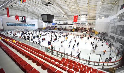 İzmir'in Buz Pisti Yarı Yıl Tatilinde Doldu Taştı
