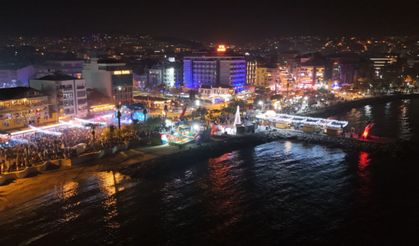 Kuşadası 2025'e Sokak Partisiyle "Hoş Geldin" Dedi