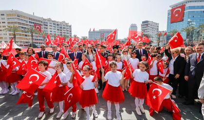 İzmir'de 23 Nisan Coşkusu: Cumhuriyet Meydanı Rengarenk