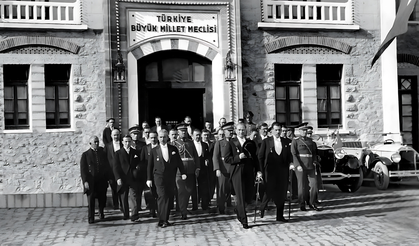 Ulusal Egemenliğin Taçlanışı | Corriere della Sera - 1957