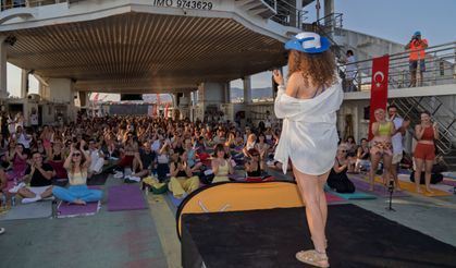 İzmir'de Güneşi Yoga ile Uğurladılar