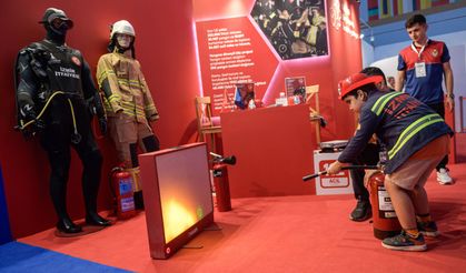 İEF Ziyaretçileri Simülasyon ile Yangın Söndürüyor