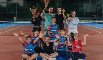 Kuşadası'nda Cumhuriyet Coşkusu Kortlara Taşındı