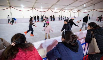 İzmir'in Yeni Yıl Festivali'nde Buzda Kayma Keyfi