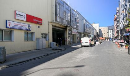 Bornova Merkez Pazaryeri Önünde Orta Refüj Çalışması Başladı