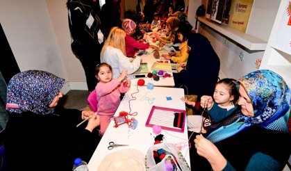 Bornova'da Minik Eller Tezgah Başında