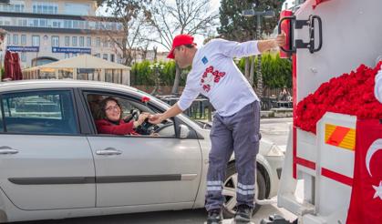 Kuşadası'nda Çöp Kamyonu Sevgi Dağıttı