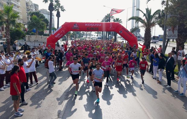 Karşıyaka'da Binler Zübeyde Hanım'a Koştu