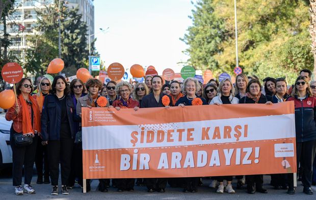İzmir'de Kadına Şiddete Karşı "Turuncu" Yürüyüş