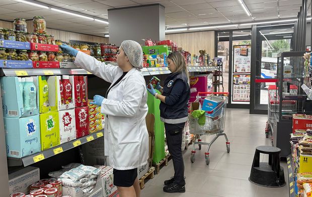 Kuşadası Zabıtasından Zincir Marketlere Sıkı Denetim