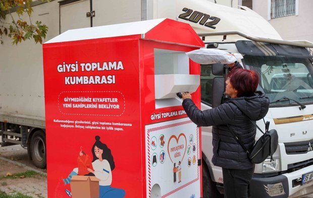 Buca'da Giysi Kumbaralarıyla Dayanışma Büyüyor