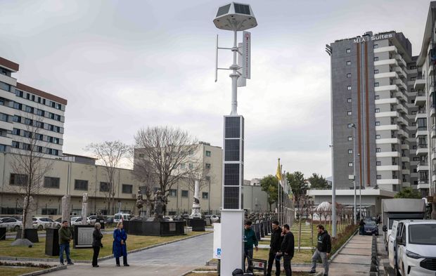 Bornova'dan Enerji Hamlesi: Abide-i Hürriyet Meydanı'na Hibrit Direk