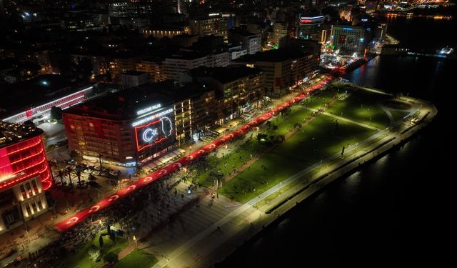 29 Ekim Coşkusu İzmir'in Her Yerine Yayılacak