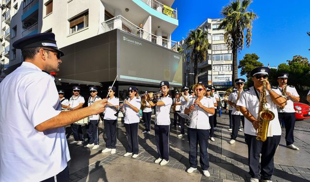 İzmir Sokakları Bayram Havasına Girdi