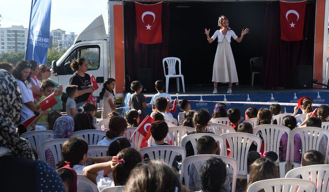 İzmirli Minikler Cumhuriyet'in Yeni Yüzyılına 'Merhaba' Dedi