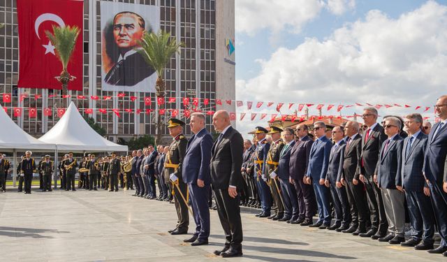 Cumhuriyet'in 100'üncü Yılında Ata'ya Çelenk Bırakıldı