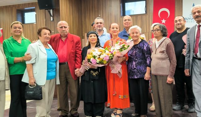 Huzurevi Bedia Akartürk'ün Türküleri ile Şenlendi