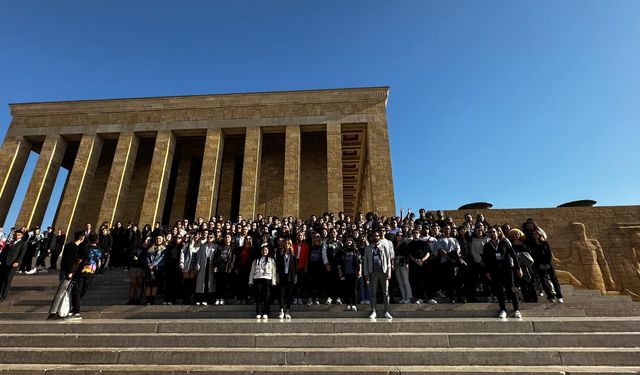 Genç İzmirliler Anıtkabir'i Ziyaret Etti