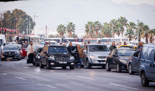 Saat 9'u 5 Geçe İzmir'de Hayat Durdu