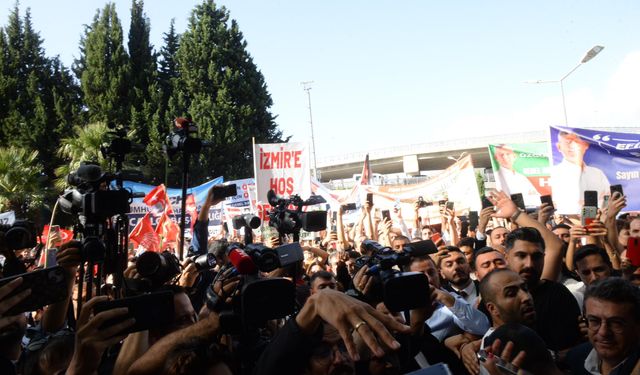 CHP Genel Başkanı Özgür Özel'e İzmir'de Yoğun İlgi