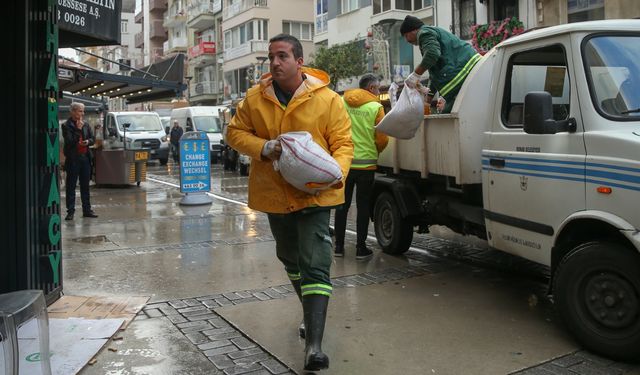 Konak'ta Esnafa Kum Torbası Desteği