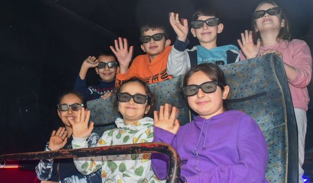 İzmir'de Çocuklar 12D Sinema Keyfi Yaşıyor