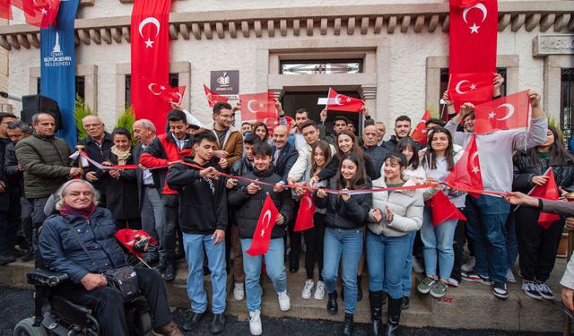 İzmir'in 24 Saat Yaşayan Kitap Kafe ve Kütüphanesi Açıldı