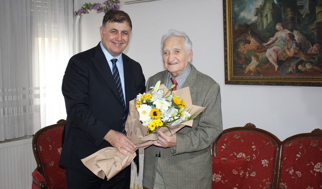 Başkan Tugay'dan Karşıyakalı Çınara Ziyaret