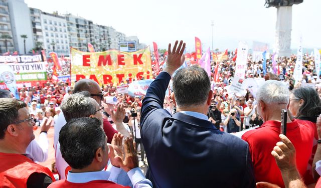 İzmir'de 1 Mayıs Gündoğdu Meydanı'nda Kutlandı