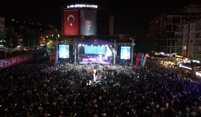 40 Bin Aydınlı Kurtuluş Coşkusunu Funda Arar Konseri ile Yaşadı