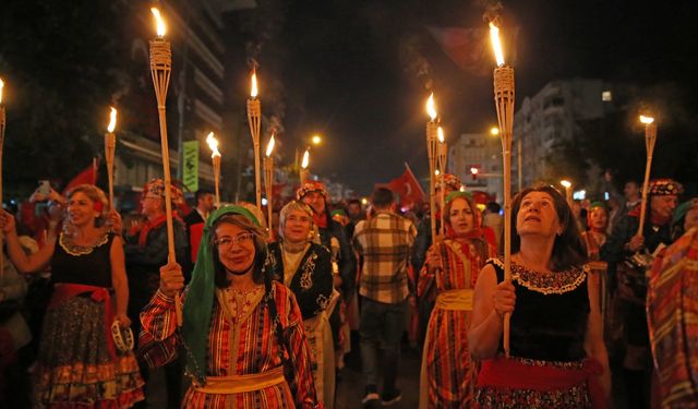 Karşıyaka'da 101. Yıla Muhteşem Kutlama