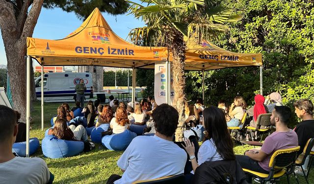 İzmir'de Gençlerin 'Deneyim Yolculuğu' Başladı