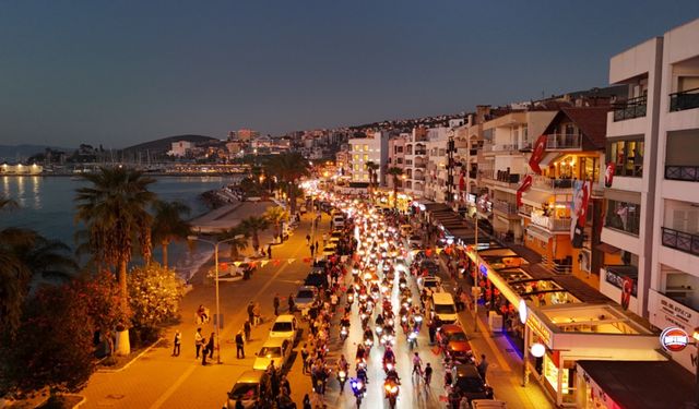 Kuşadası'nda On Binler Cumhuriyet İçin Yürüdü