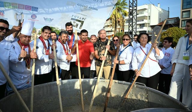 Kuşadası Sokak Festivali'nde Keşkek Rekoru Denemesi