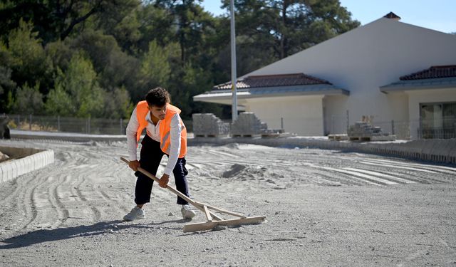 Kuşadası'nda Yol Yapım Çalışmaları Devam Ediyor