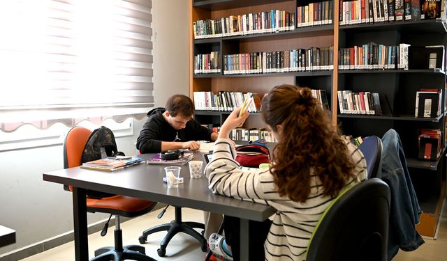 Kütüphane ve Kitap Kafe'ye Ara Tatilde Öğrencilerden Yoğun İlgi