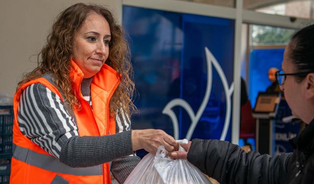 Kuşadası'nda Öğrencilerin Beslenme Çantaları Doluyor