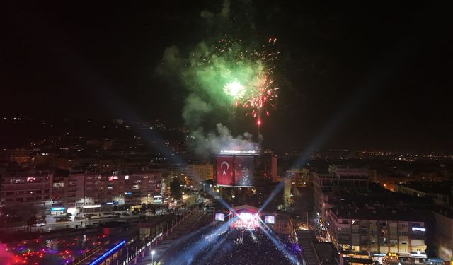 On Binlerce Aydınlı Yeni Yıl Konserinde Bir Araya Geldi