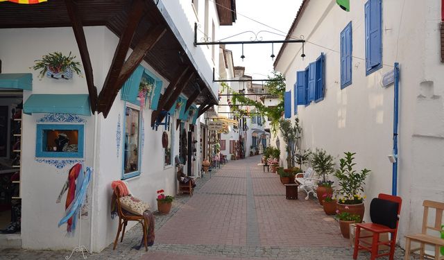 İlkbaharın En Çiçekli Rotası: Kuşadası