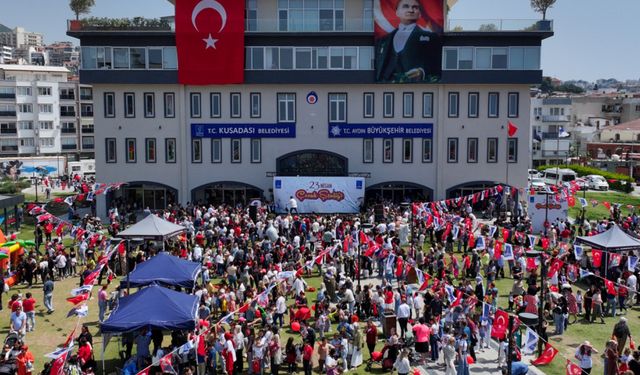 Kuşadası'nda 23 Nisan Çocuk Şenliği Renkli Görüntülere Sahne Oldu