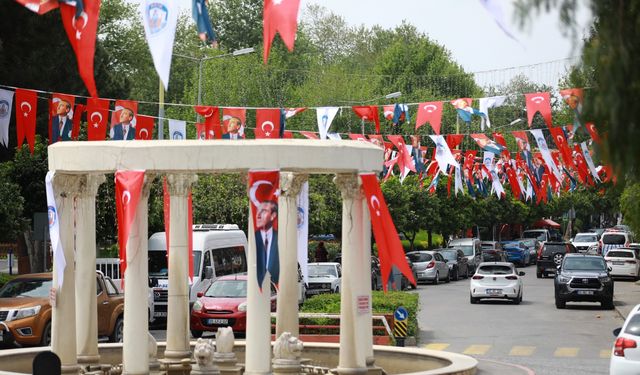 Efes Selçuk Sokakları Bayraklarla Donatıldı