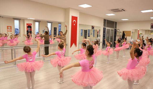 Çerçioğlu'nun Destekleri ile Aydınlı Minikler Bale Öğreniyor