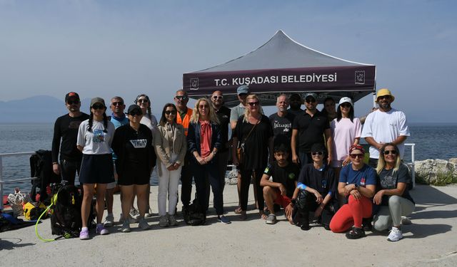 Kuşadası'nda 'Dünya Günü' Kapsamında Kıyı ve Deniz Temizliği