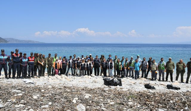 Doğa Harikası Milli Park'ta Kıyı Temizliği