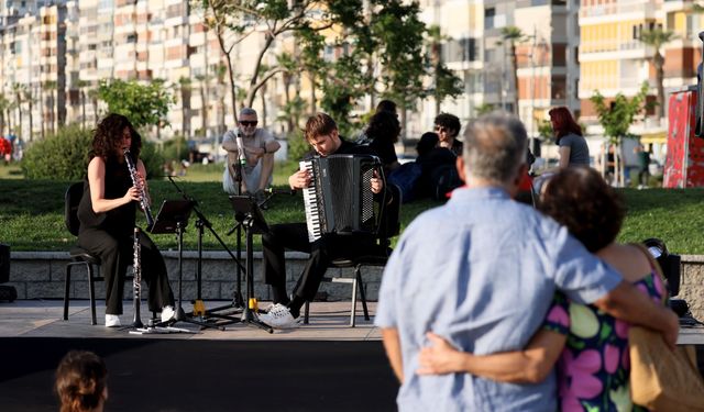 Müzik Sokağa Çıktı: Gündoğdu Meydanı'nda Romantik Konser