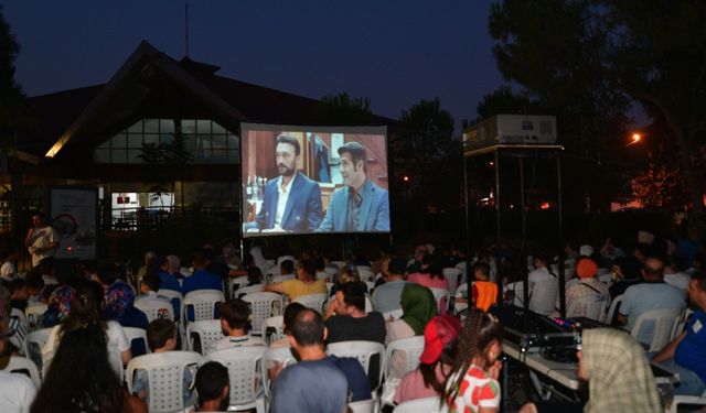 Bornova'da Açık Hava Sineması ile Gülmeye Devam