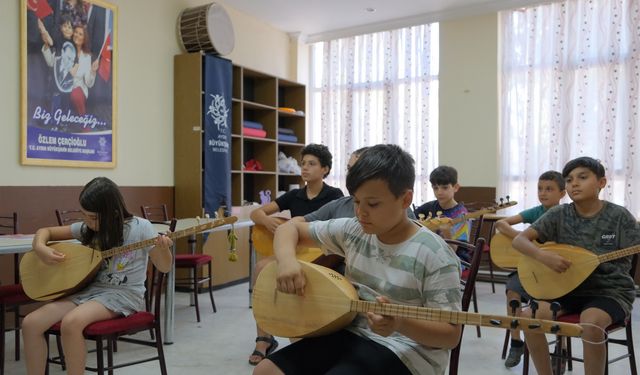 Aydınlı Gençler Yaz Kurslarıyla Bağlama Öğreniyor