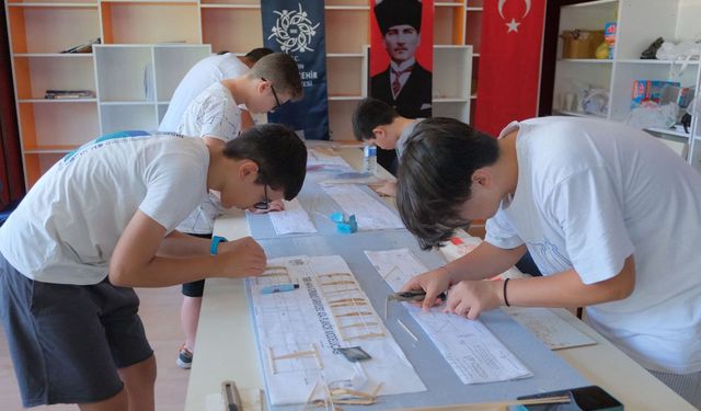Aydın'da Geleceğin Mühendislerine Model Uçak Kursu