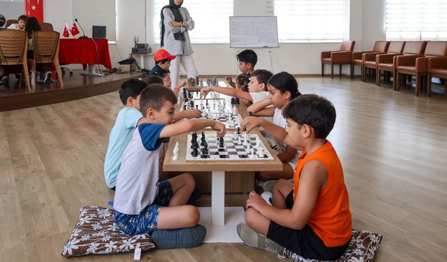 Efelerli Çocuklar Yaz Tatilinde Satrançla Gelişiyor
