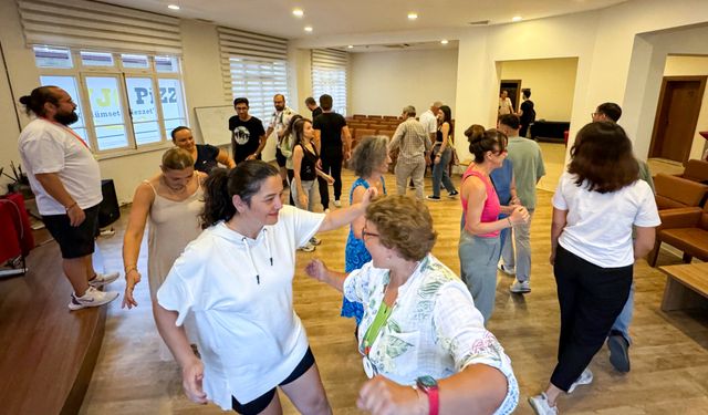 Efeler'de Her Yaştan Sanatsever Bu Kursta Buluşuyor